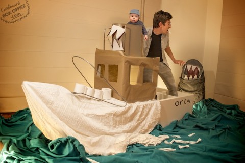 padres que recrean escenas de pelis con su bebe tiburon