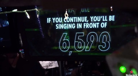 carol karaoke, la acción de heineken en directo que retransmitía tu actuación a miles de personas05