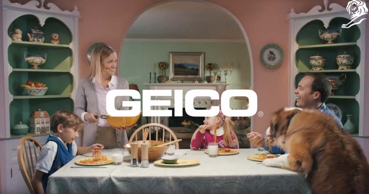 en este anuncio de youtube una familia feliz está cenando en casa y aparece un perro
