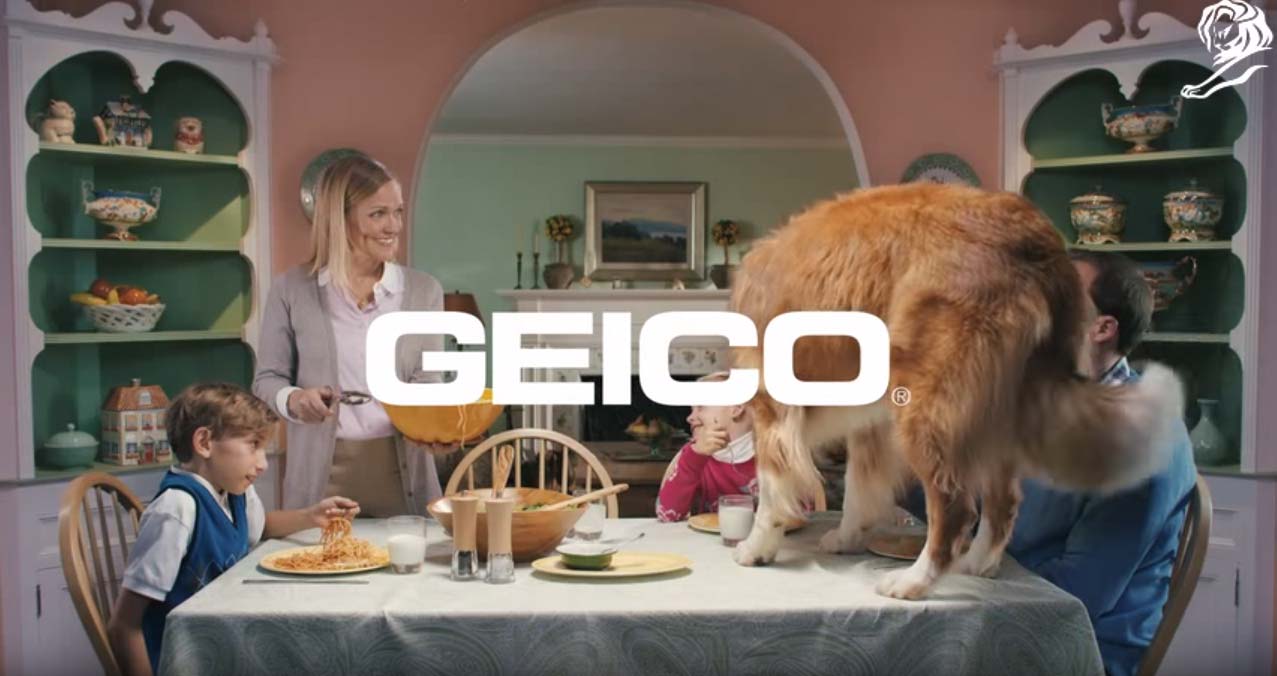 en este anuncio de youtube una familia feliz está cenando en casa. el perro se sube en la mesa