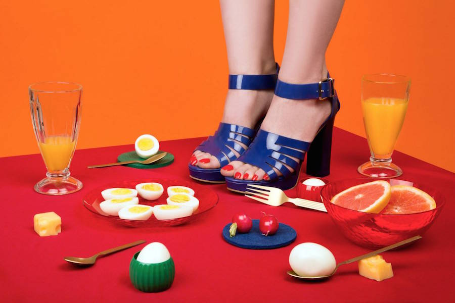las fotografías coloristas de aleksandra kingo molan. zapatos sobre la me de la comida.
