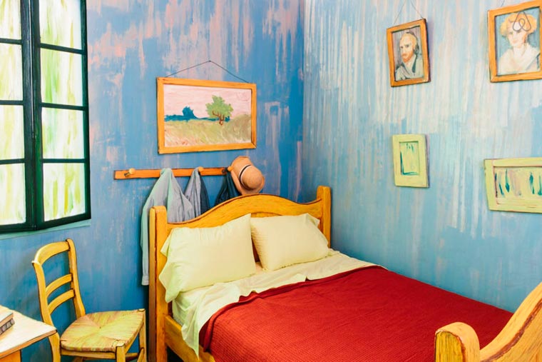 la cama de la habitacion de van gogh que ya esta disponible en airbnb