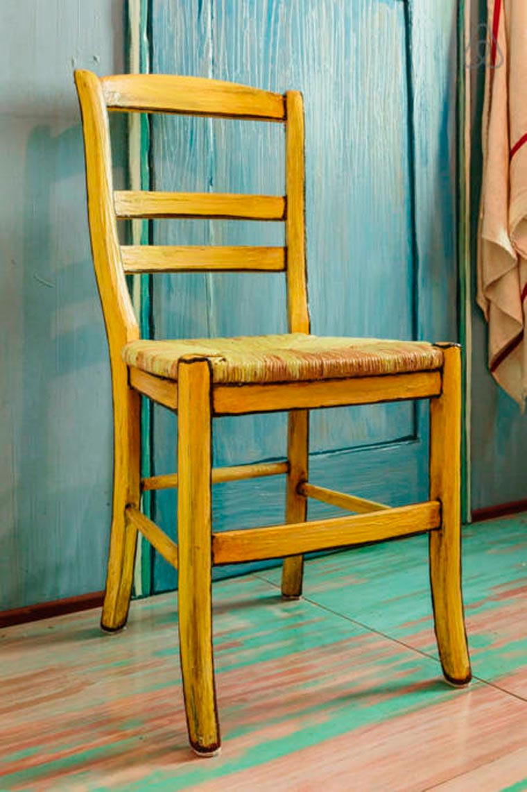 la silla de la habitacion de van gogh que ya esta disponible en airbnb