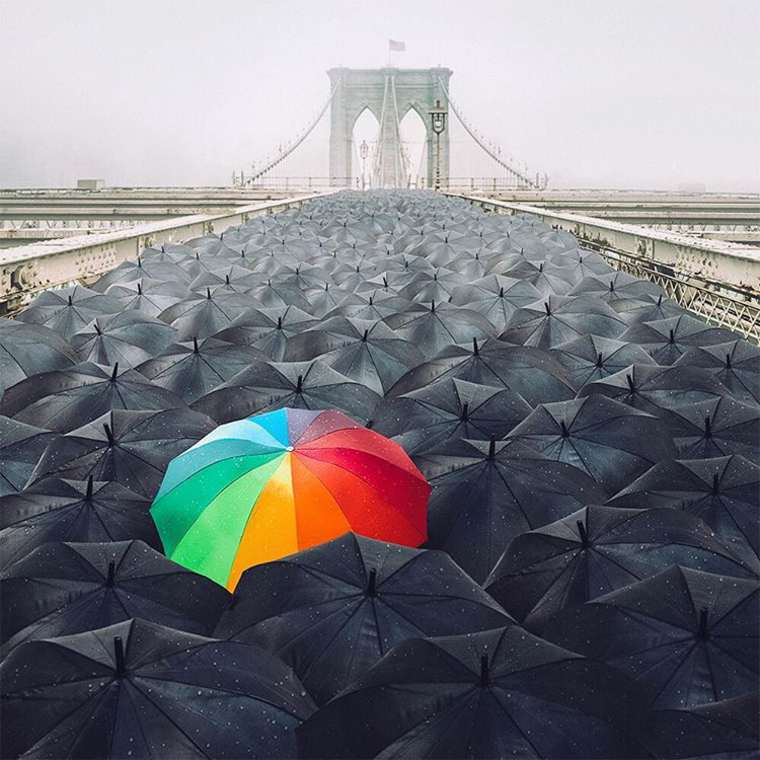 las fotazas de rober jahns. paraguas hacia el puente de brooklyn